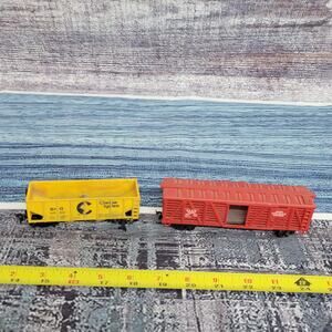 Vintage tyco H.O scale 2pcs B.O chessie systems and swift livestock express car